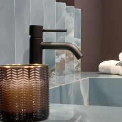 Lavandino per bagno Ratio con backsplash di Sapiens Design