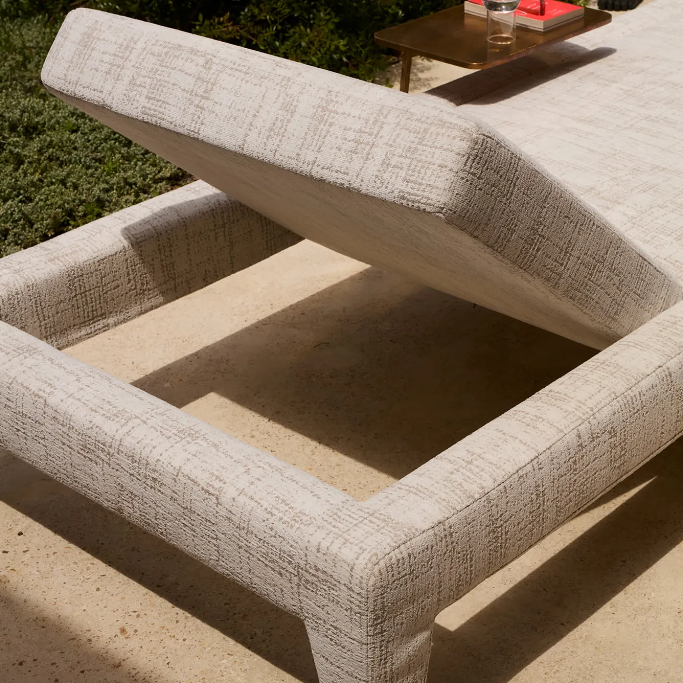 Lettino da sole in tessuto morbido Moonlight di Paola Navone Otto Studio