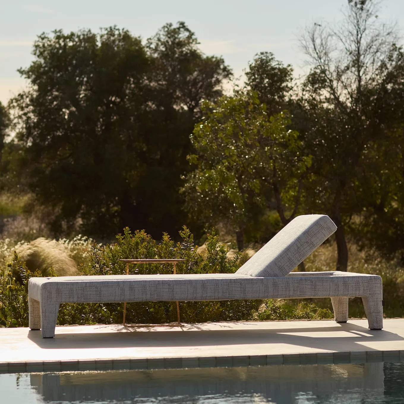 Lettino da sole in tessuto morbido Moonlight di Paola Navone Otto Studio