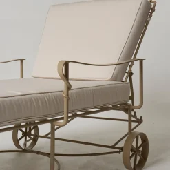 Lettino reclinabile per esterni in ferro Lotus