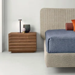 Letto Alba in Bouclé Ostrica con Dettagli in Noce Havana