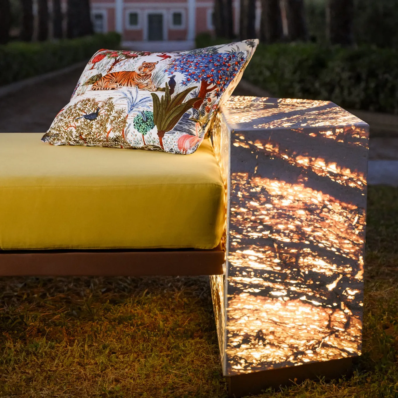 Letto da giorno squadrato retroilluminato Eternal in marmo travertino di Bebo & Angel