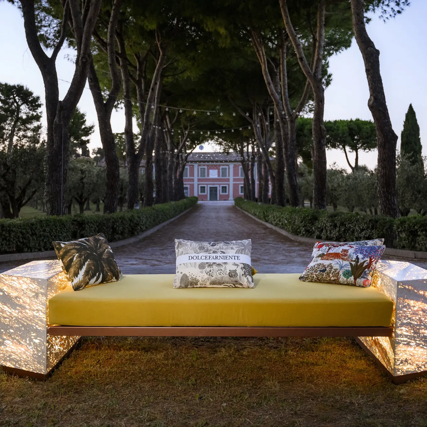 Letto da giorno squadrato retroilluminato Eternal in marmo travertino di Bebo & Angel