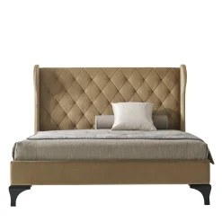 Letto imbottito beige con gambe in legno di faggio