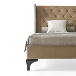 Letto imbottito beige con gambe in legno di faggio