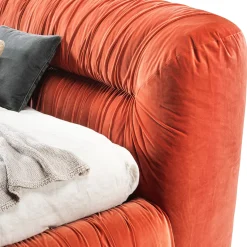 Letto Mambo In Velluto Arancione di Lorenza Bozzoli