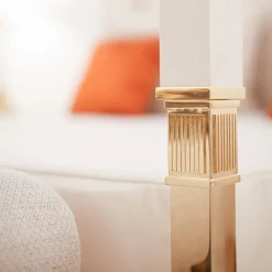 Letto matrimoniale a baldacchino in pelle bianca e bronzo dorato