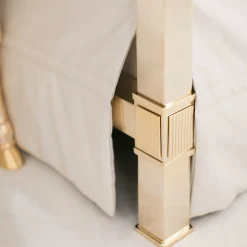 Letto matrimoniale a baldacchino in pelle bianca e bronzo dorato