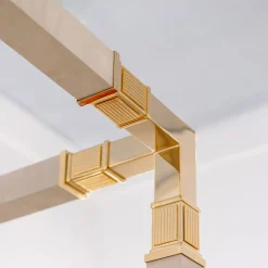 Letto matrimoniale a baldacchino in pelle bianca e bronzo dorato