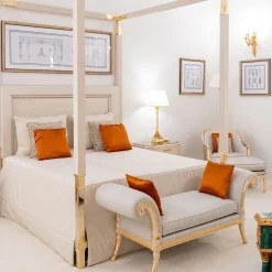 Letto matrimoniale a baldacchino in pelle bianca e bronzo dorato