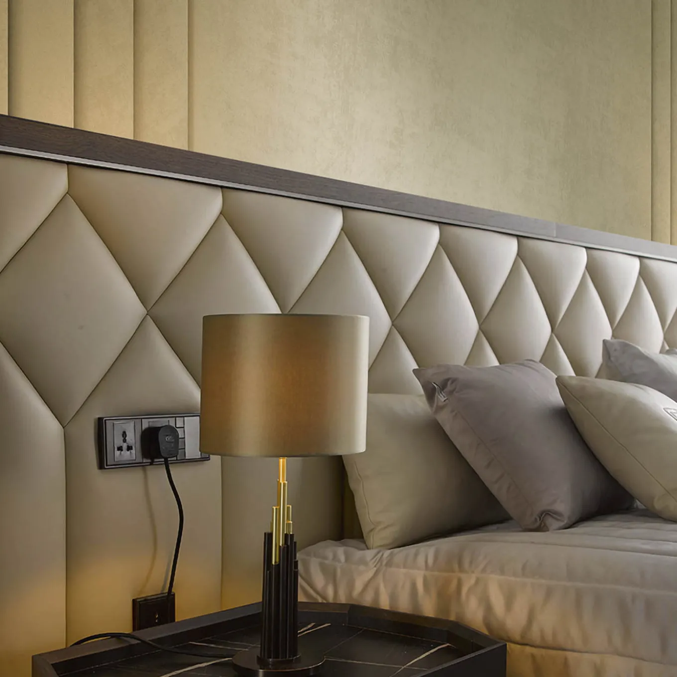 Letto Matrimoniale Princess in Pelle Trapuntata Beige e Noce Canaletto