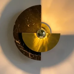 Levante, lampada da parete rotonda in ottone lucido e marmo