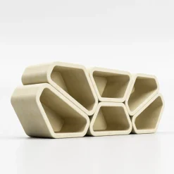 Libreria modulare Messapo in pietra leccese di Noii Studio