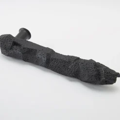 Maniglia per porta nera Lavica di Nicole Valenti