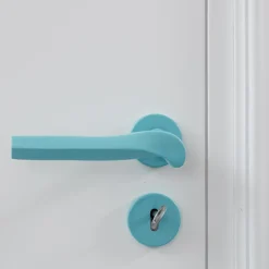 Maniglia Prisma lucidata blu chiaro di Nicole Valenti