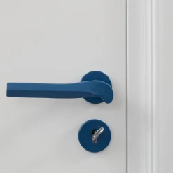 Maniglia Prisma Matte Blue di Nicole Valenti