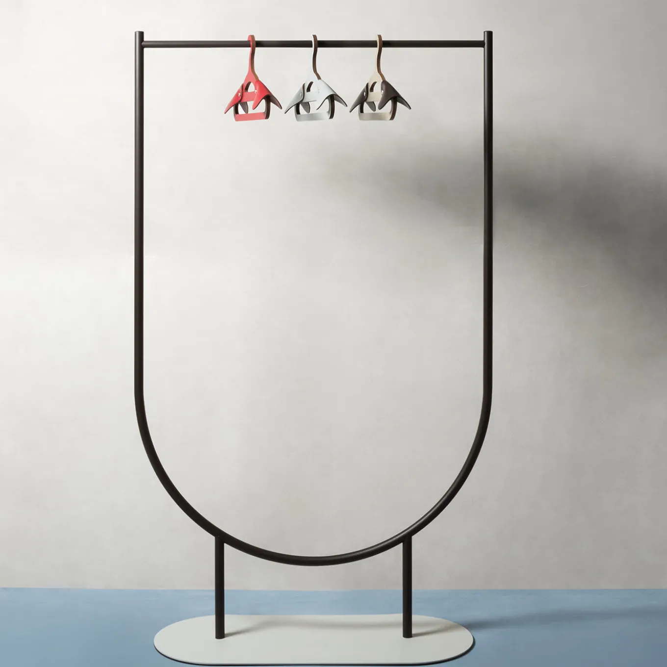 Mask Clothes Valet con base blu a benzina