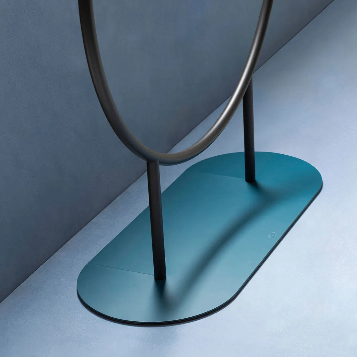 Mask Clothes Valet con base blu a benzina