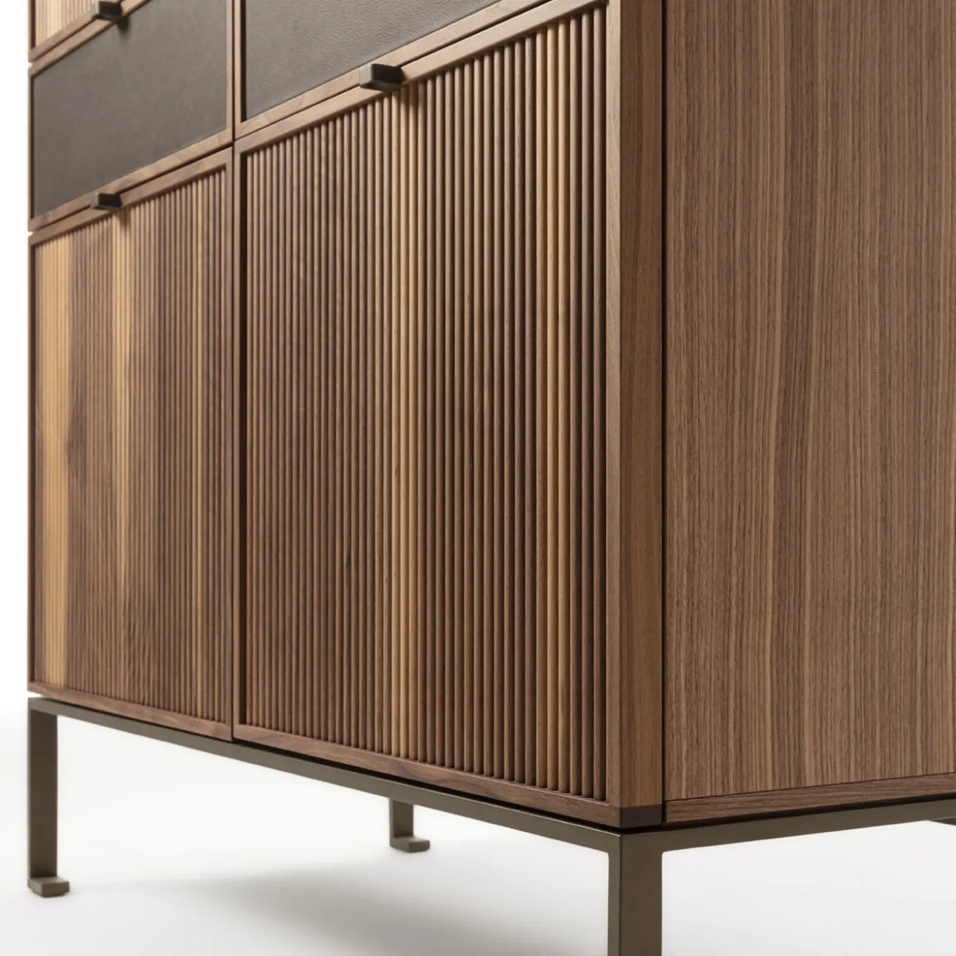 Melody L Armadio in legno di noce canaletto