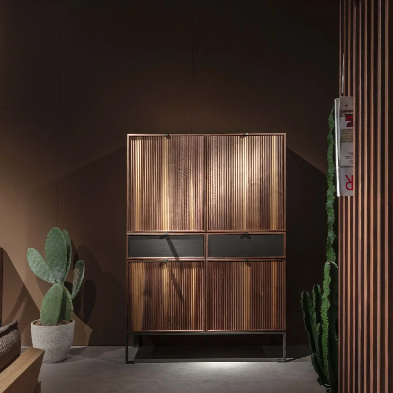 Melody L Armadio in legno di noce canaletto