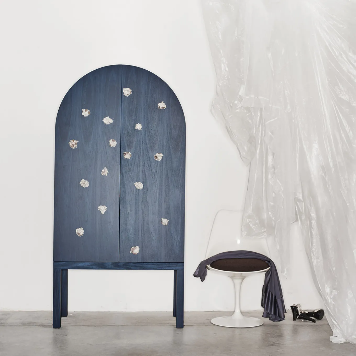 Mobile contenitore Blossom Blue con doppie ante e inserti in ceramica