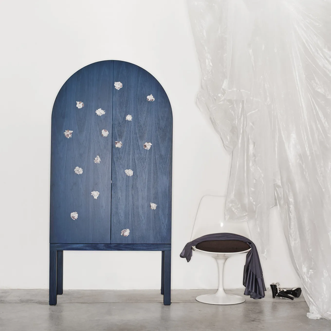 Mobile contenitore Blossom Blue con doppie ante e inserti in ceramica