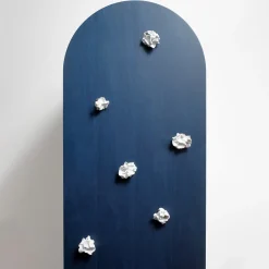 Mobile contenitore blu Blossom con anta singola e inserti in ceramica