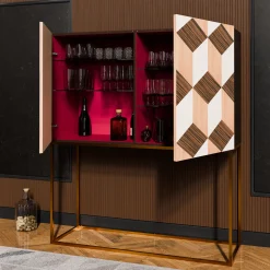 Mobile veronese con intarsi geometrici