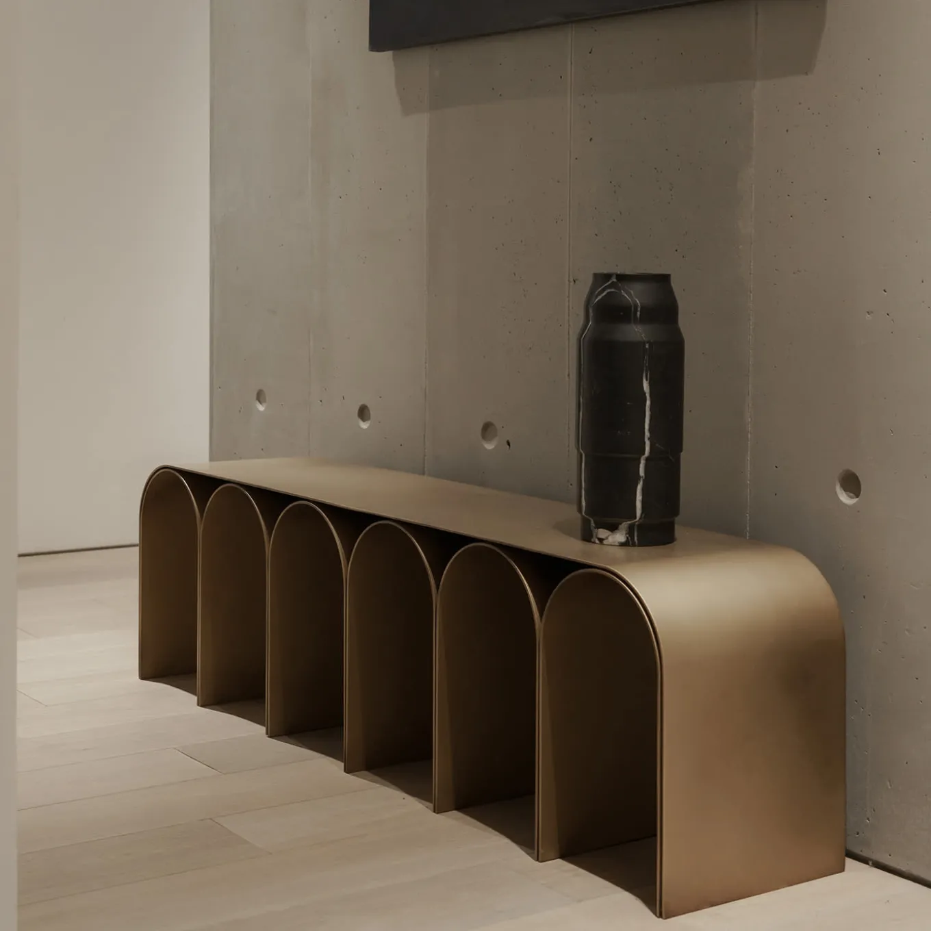 Panchina in acciaio con arco d'oro e bronzo