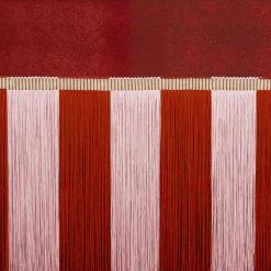 panchina in velluto rosso con frangia bicolore