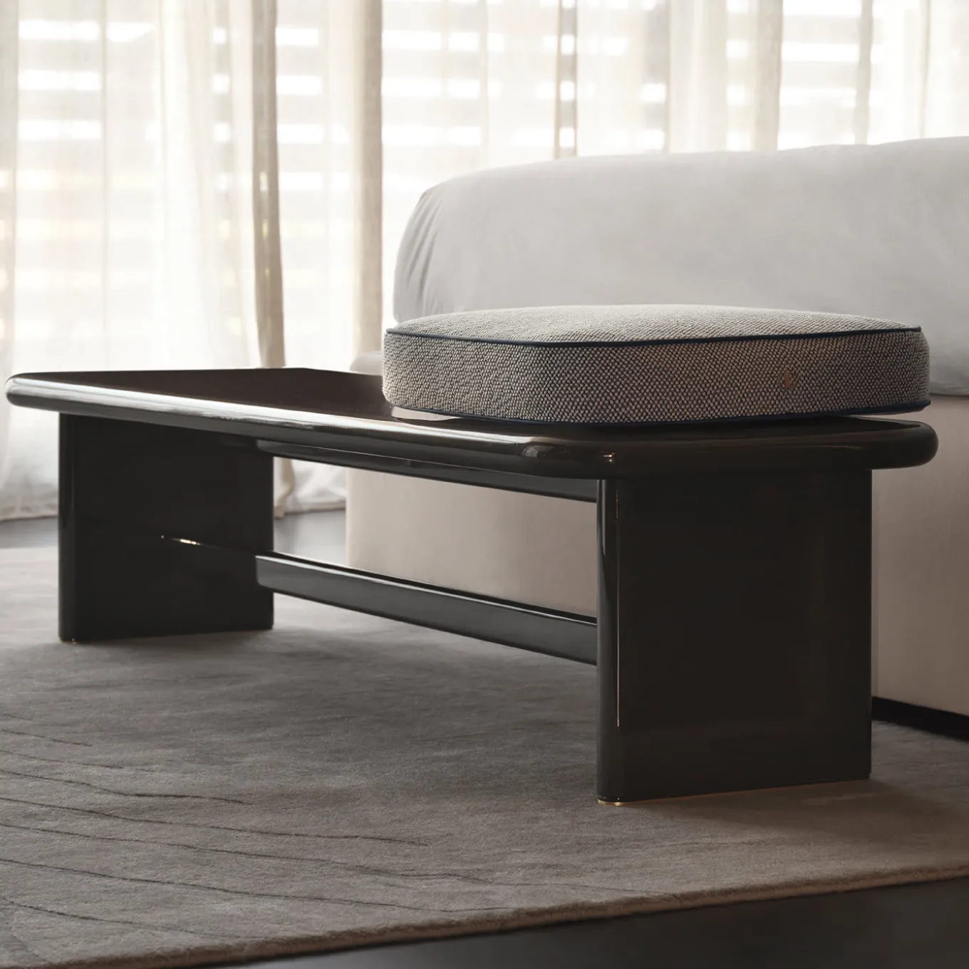 Panchina Kurger con cuscino grigio di Dainellistudio