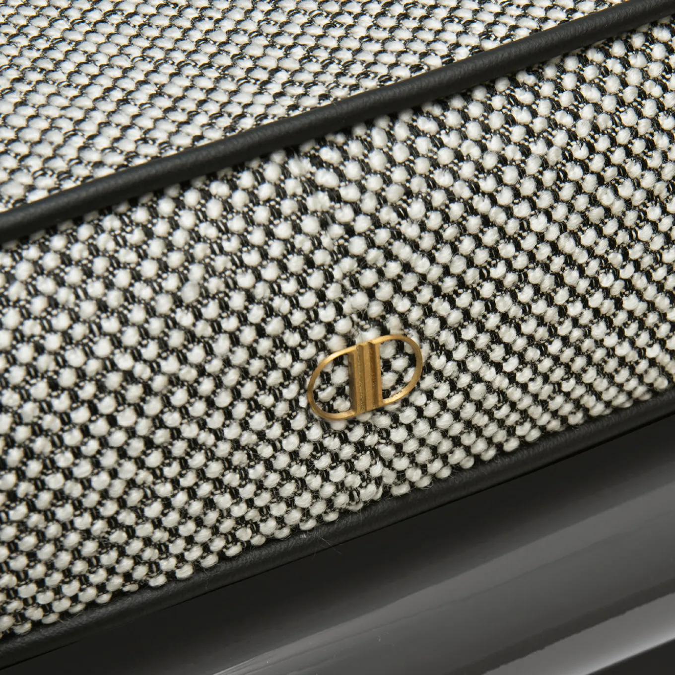 Panchina Kurger con cuscino grigio di Dainellistudio