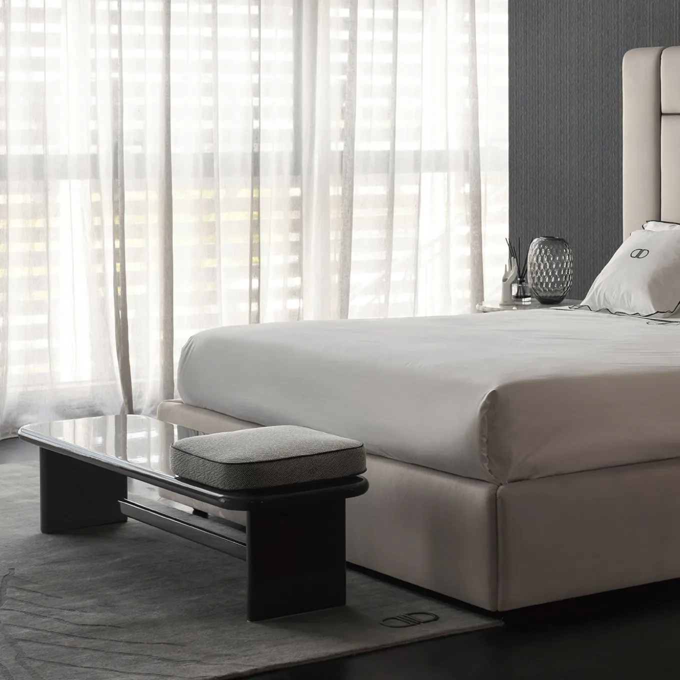 Panchina Kurger con cuscino grigio di Dainellistudio