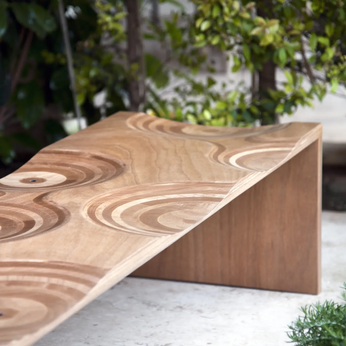 Panchina per esterni Ripples di Toyo Ito