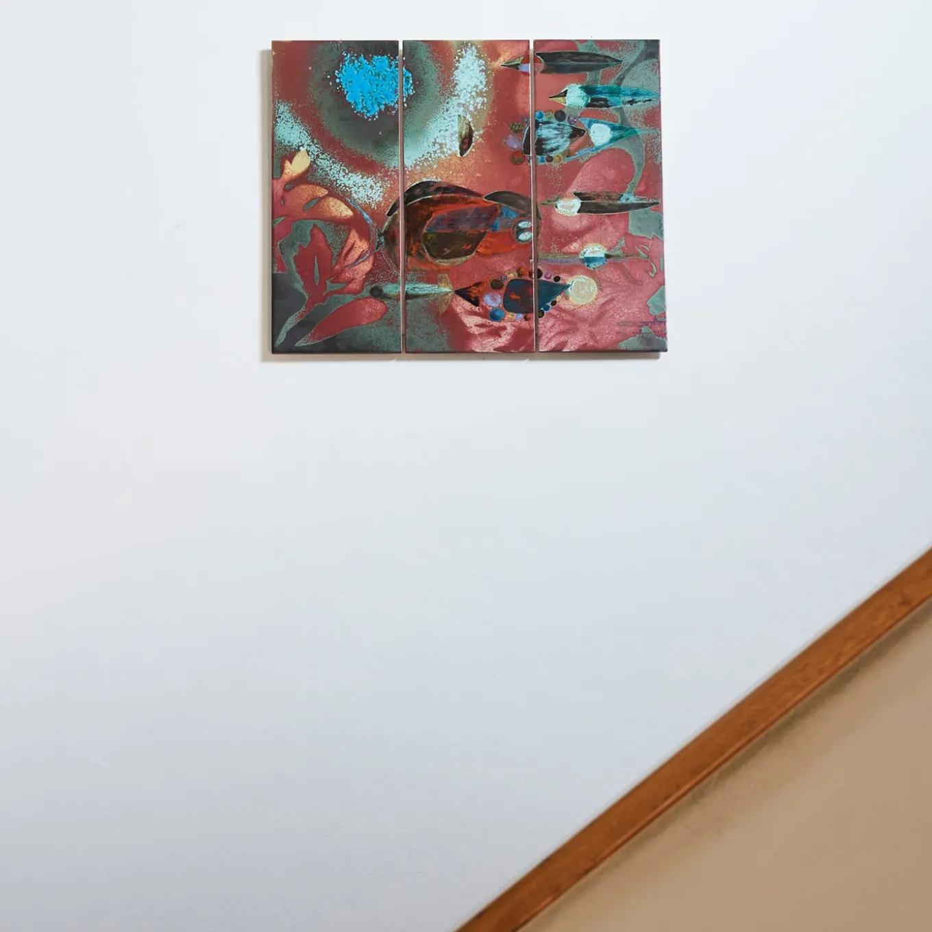 Pannello Decorativo in Ceramica a 3 Piastrelle "Alba e Pesci nel Mediterraneo"