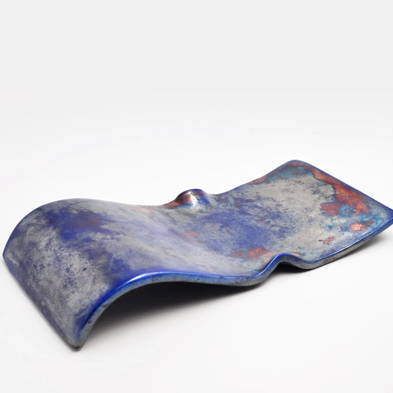 Piatto centrotavola Onda Piccola Ramato/Blu di Nino Basso