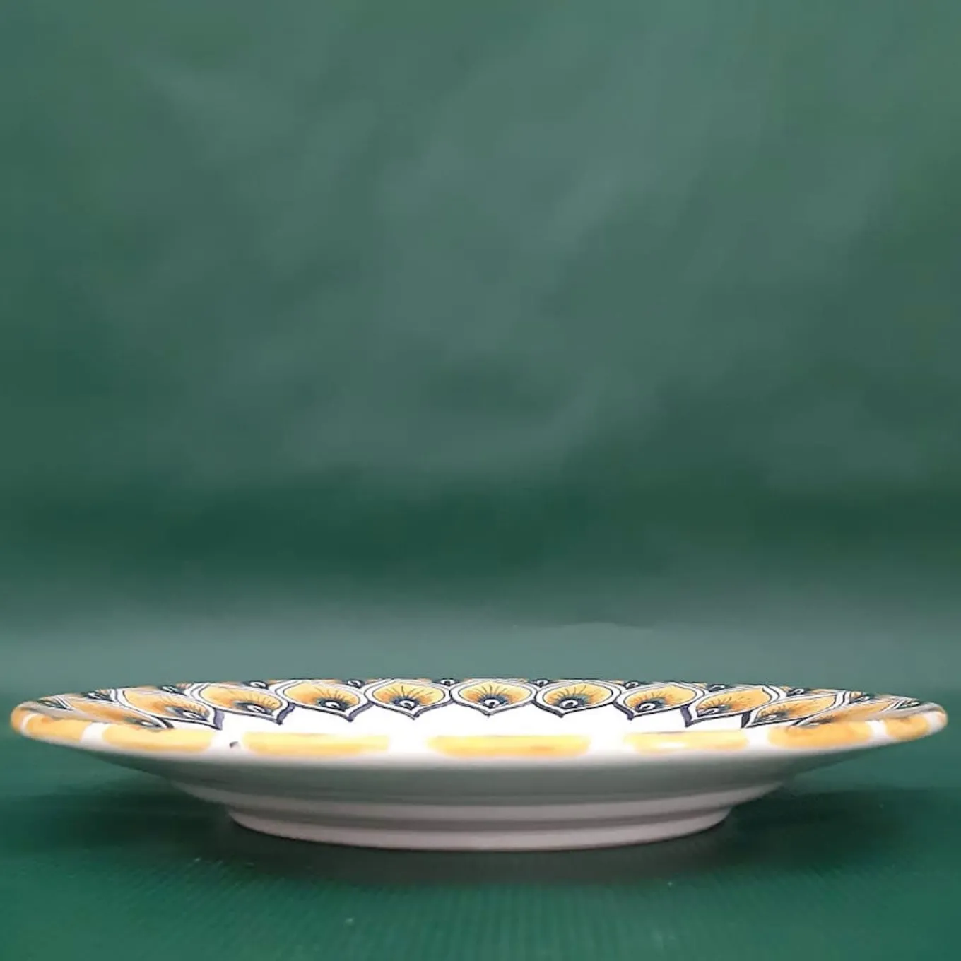 Piatto da dessert con piume di pavone giallo