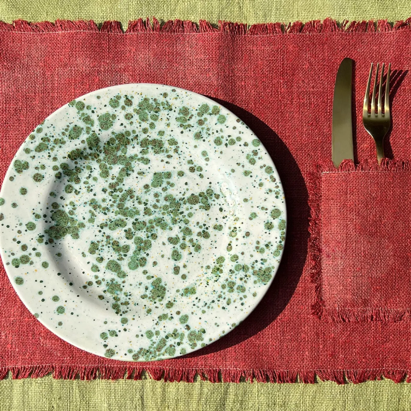 Piatto da portata verde screziato alle erbe