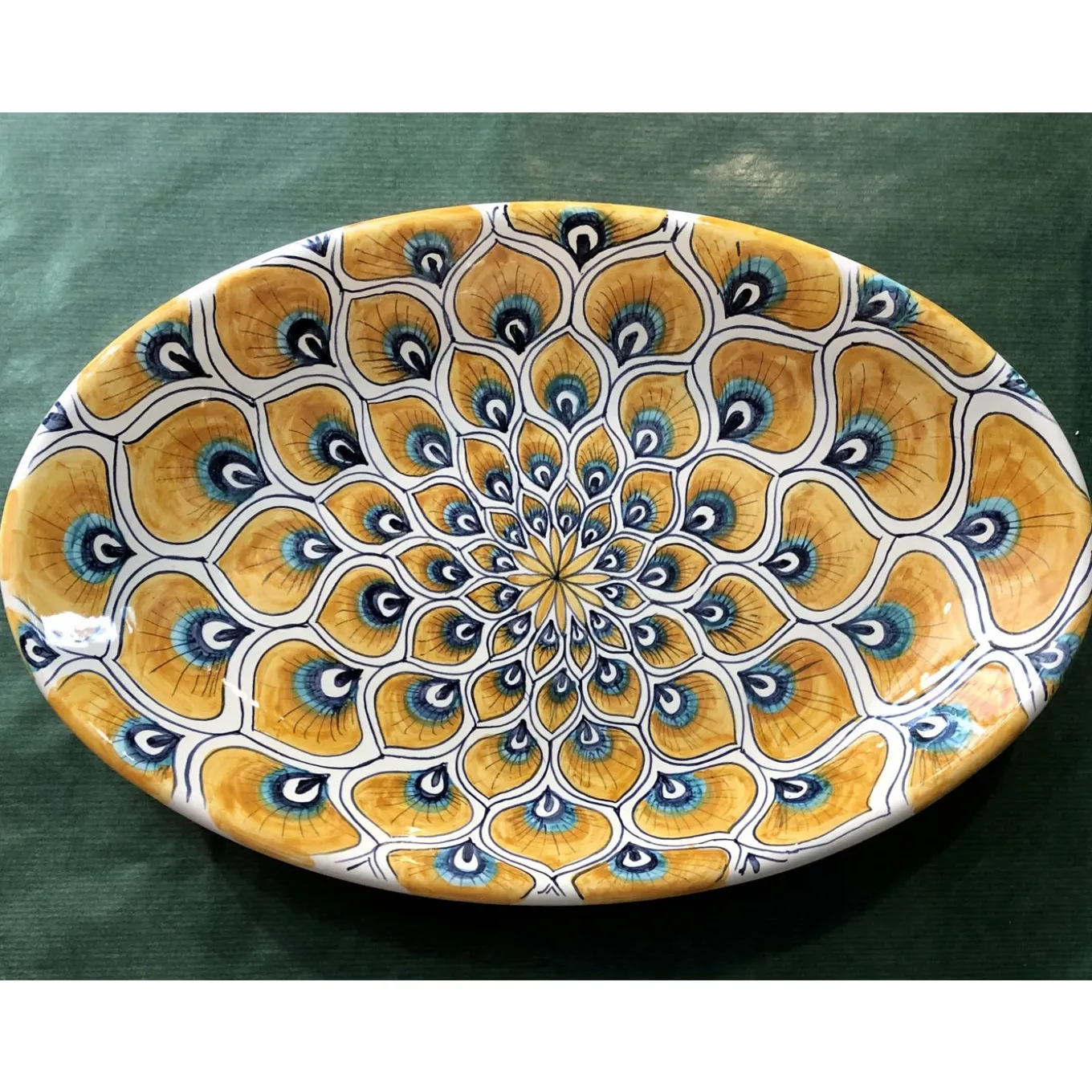 Piatto ovale con piume di pavone giallo