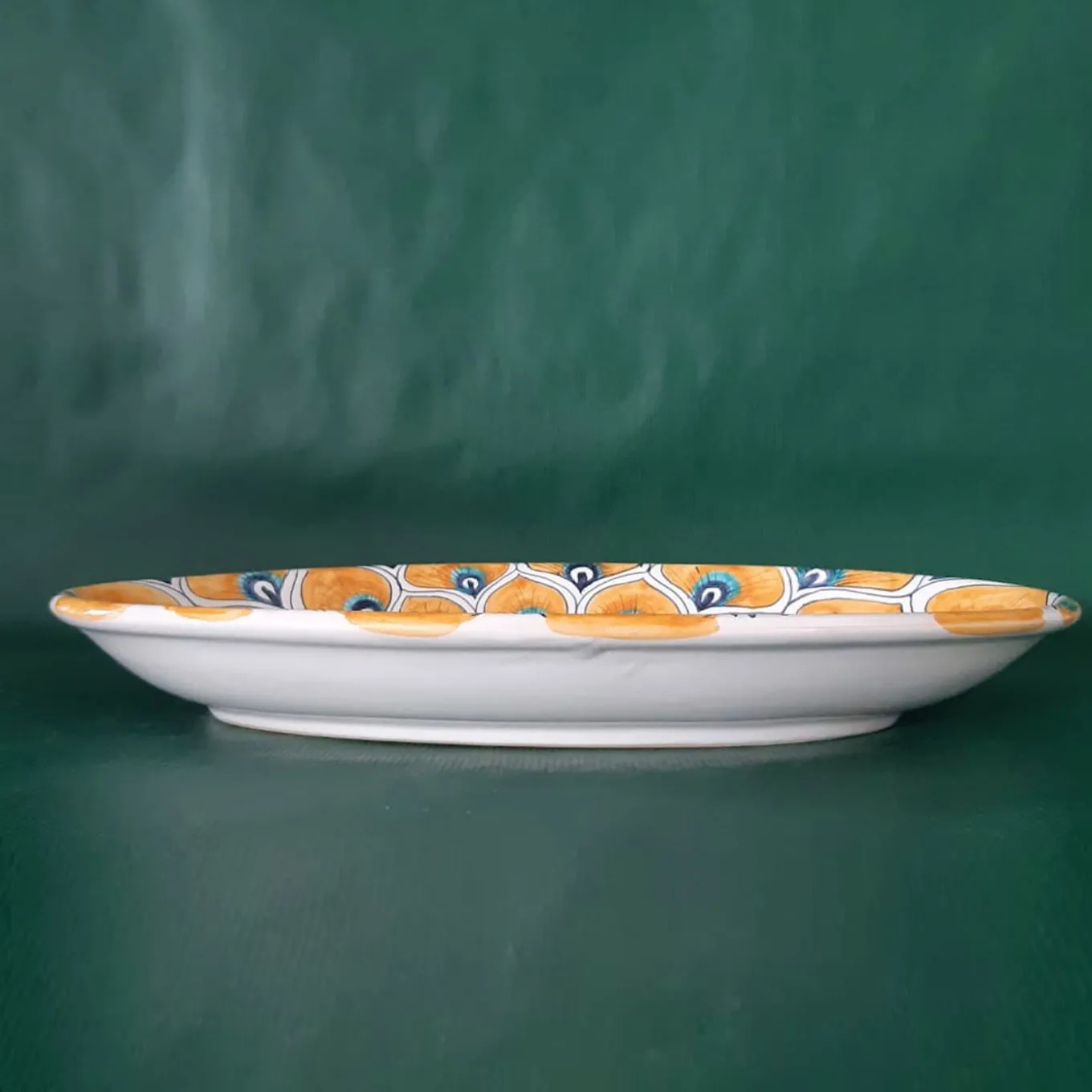 Piatto ovale con piume di pavone giallo