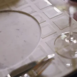 Piatto Q in marmo bianco di Carrara Roma