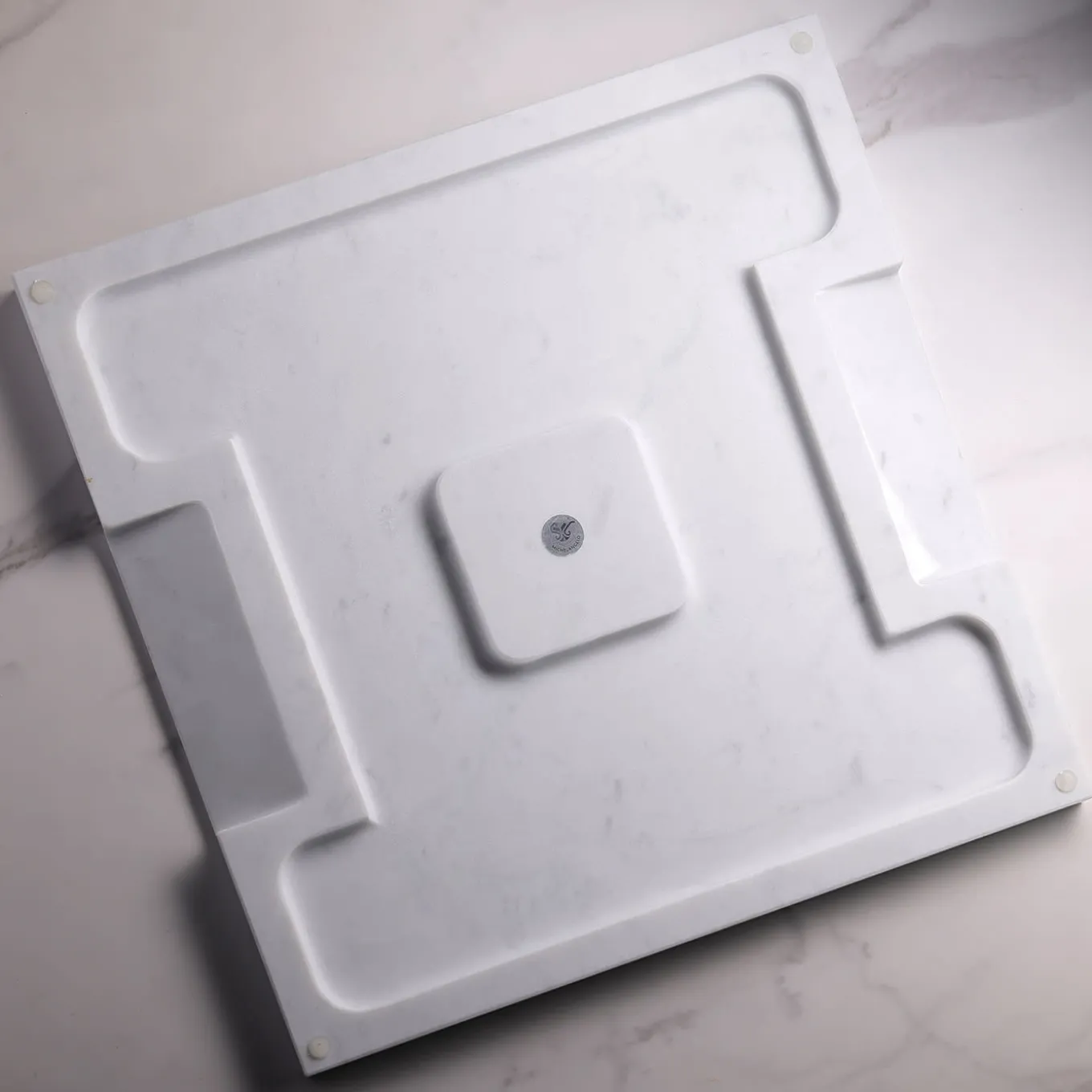 Piatto Q in marmo bianco di Carrara Roma