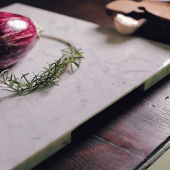 Piatto Q in marmo bianco di Carrara