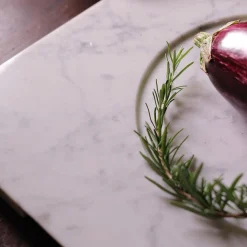 Piatto Q in marmo bianco di Carrara