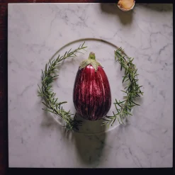 Piatto Q in marmo bianco di Carrara