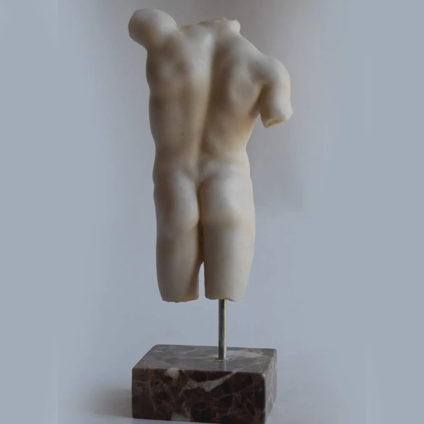 Piccola scultura di torso maschile in marmo