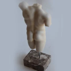 Piccola scultura di torso maschile in marmo