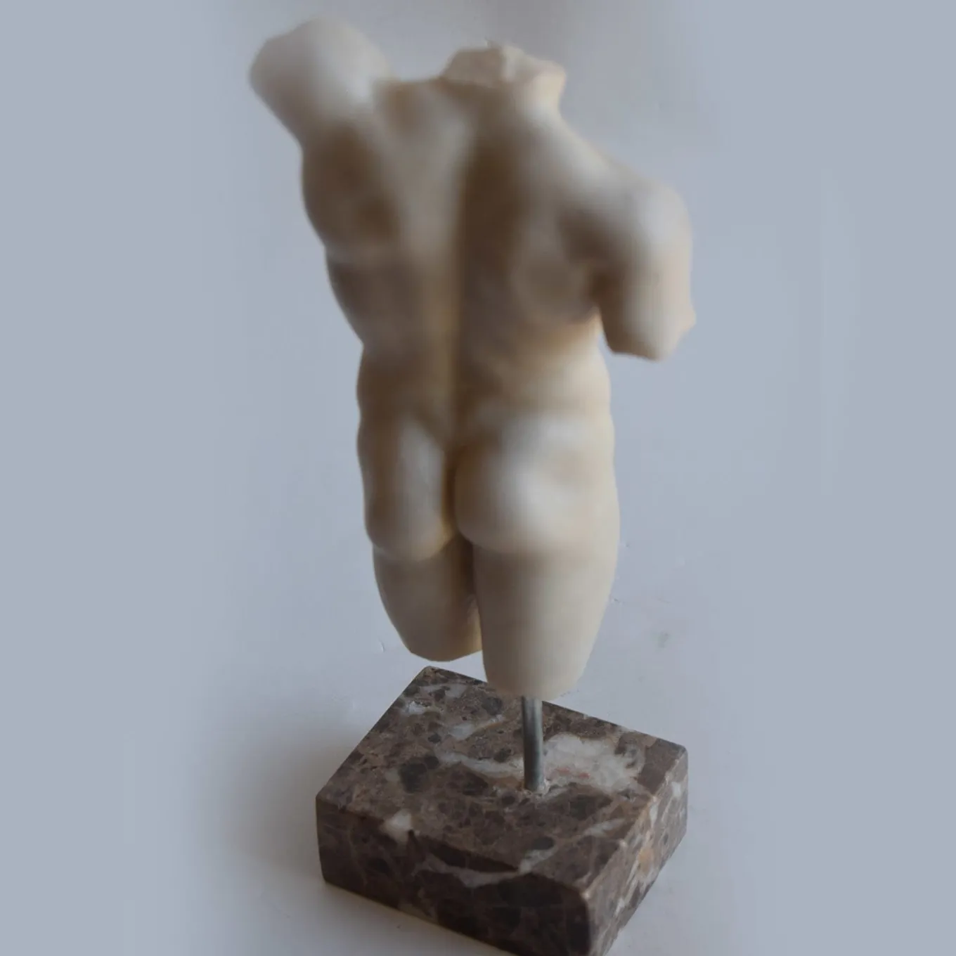 Piccola scultura di torso maschile in marmo