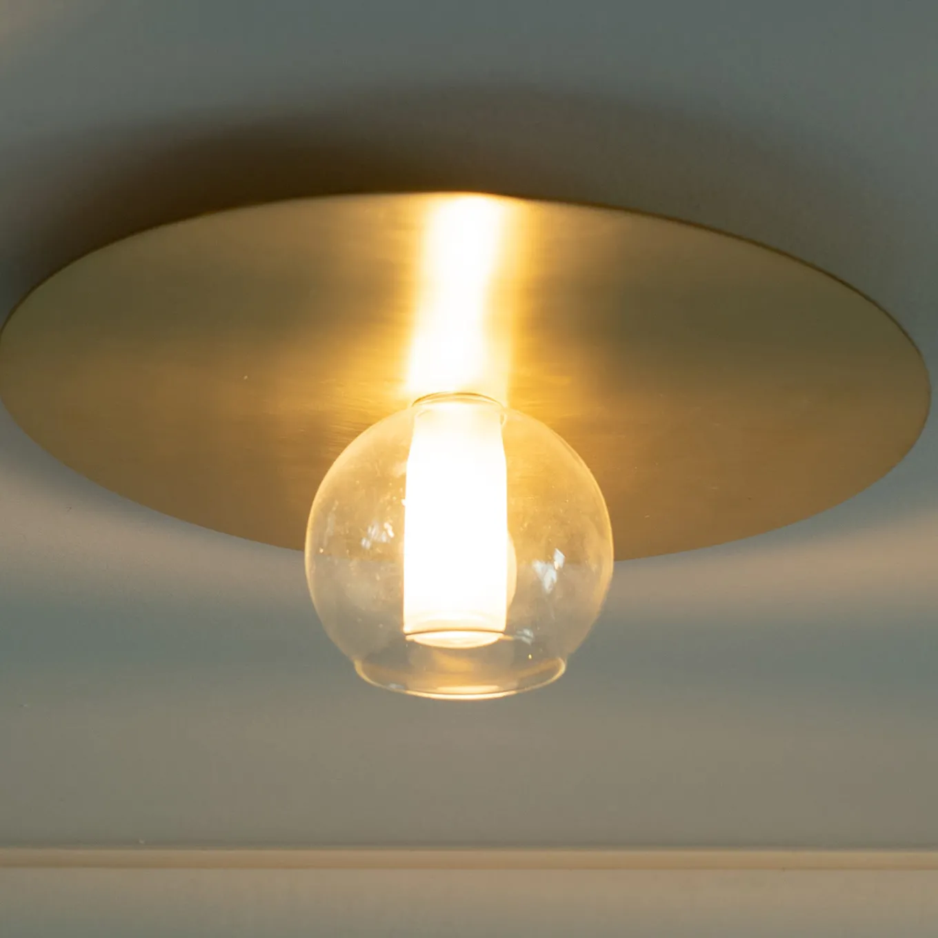 Plafoniera Circolare Dishy in Ottone con Finitura Dorata