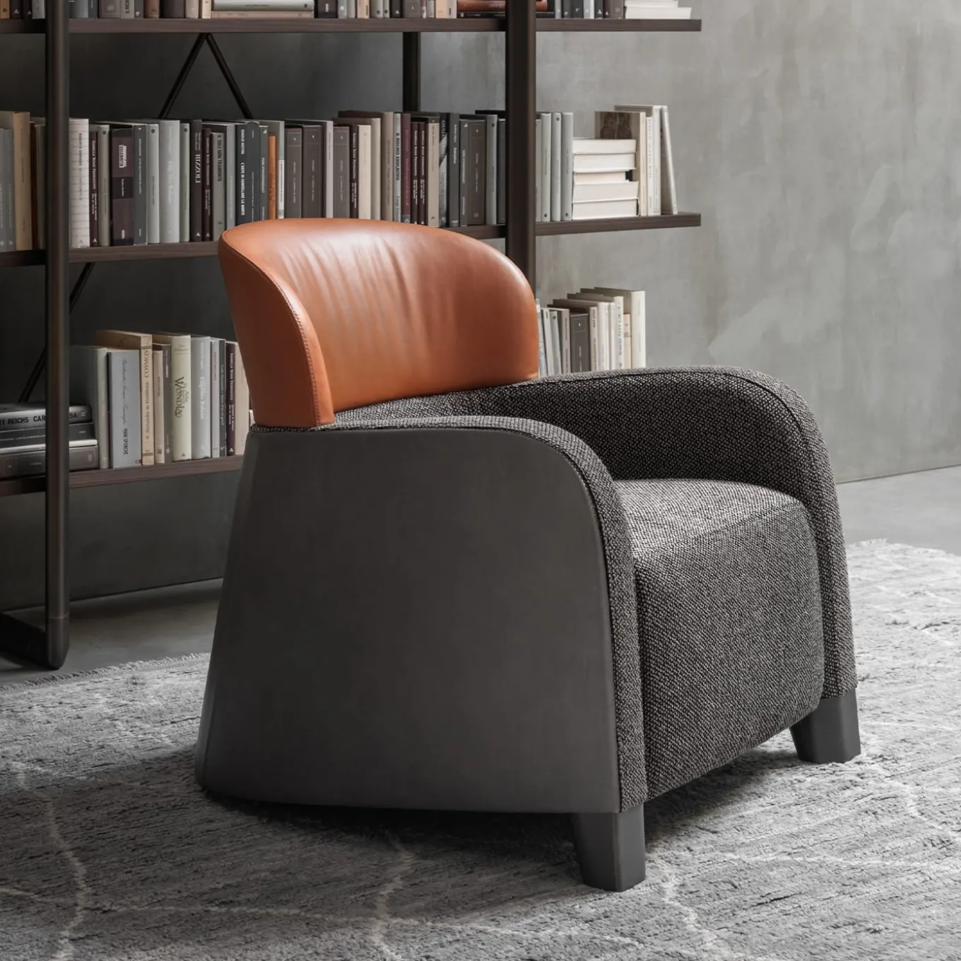 Poltrona a secchiello marrone/grigio con poggiatesta basso